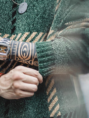 製品画像
シェニール織りクリスマスセーター、ヴィンテージグリーンとブラウンのツートンデザインで、北欧の伝統にインスパイアされたケーブル編み模様が祝祭の雰囲気を演出、厚手で柔らかなシェニール素材使用
詳細画像
シェニール織りクリスマスセーターのディテール、ヴィンテージグリーンとブラウンのカラーコンビネーションとケーブル編み模様、広めのリブ袖口とアーチ型リブネックで暖かさを保つデザイン