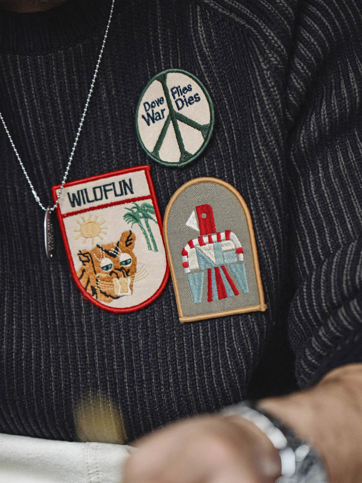 モデル画像:モデルがクラシック刺繍ベルクロの使用例を示した図