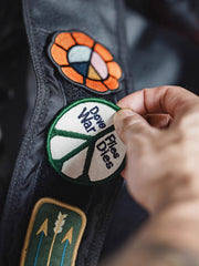 詳細画像:ベルクロの刺繍と洗い加工ディテール図