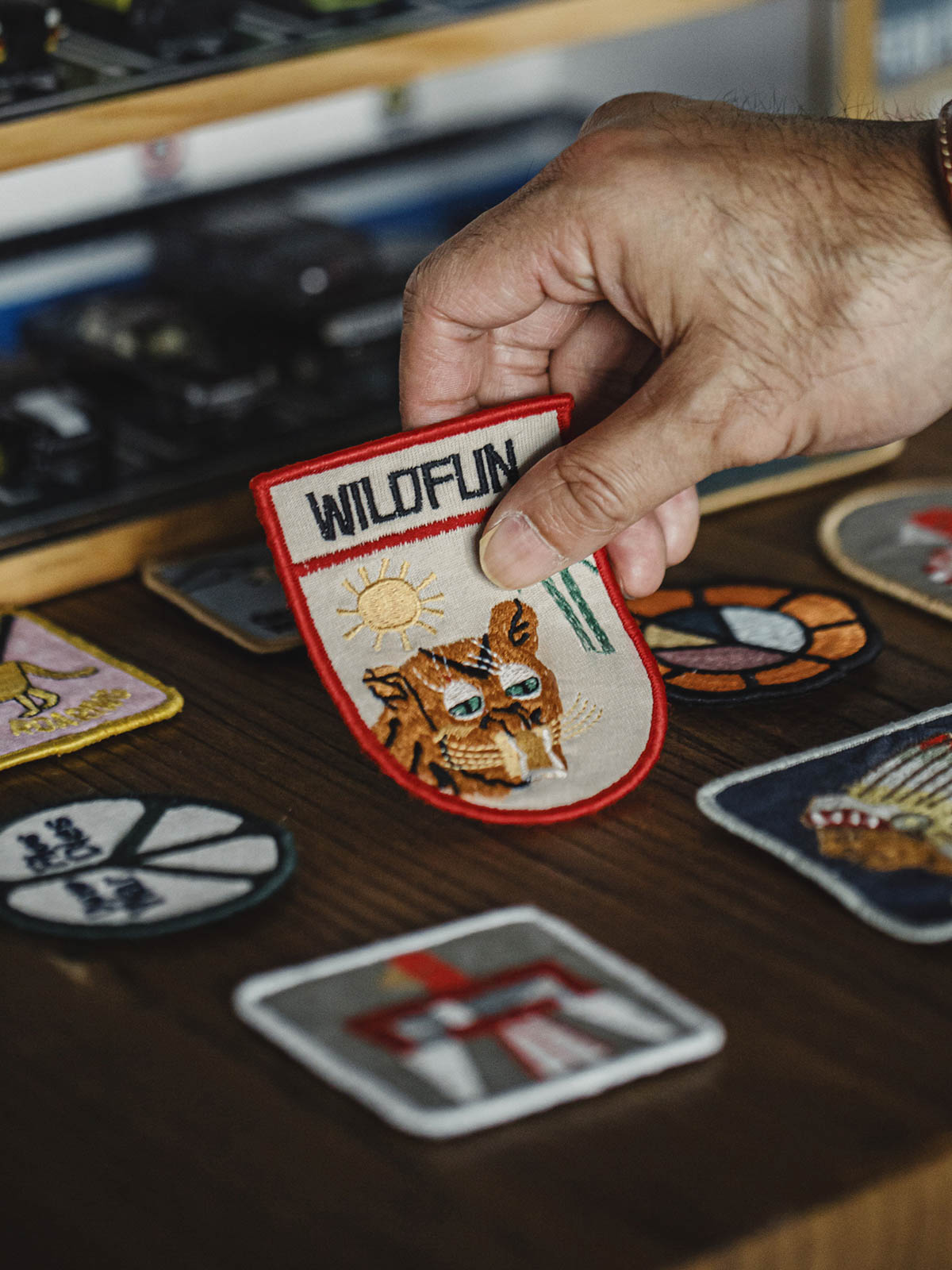 詳細画像:ベルクロの刺繍と洗い加工ディテール図