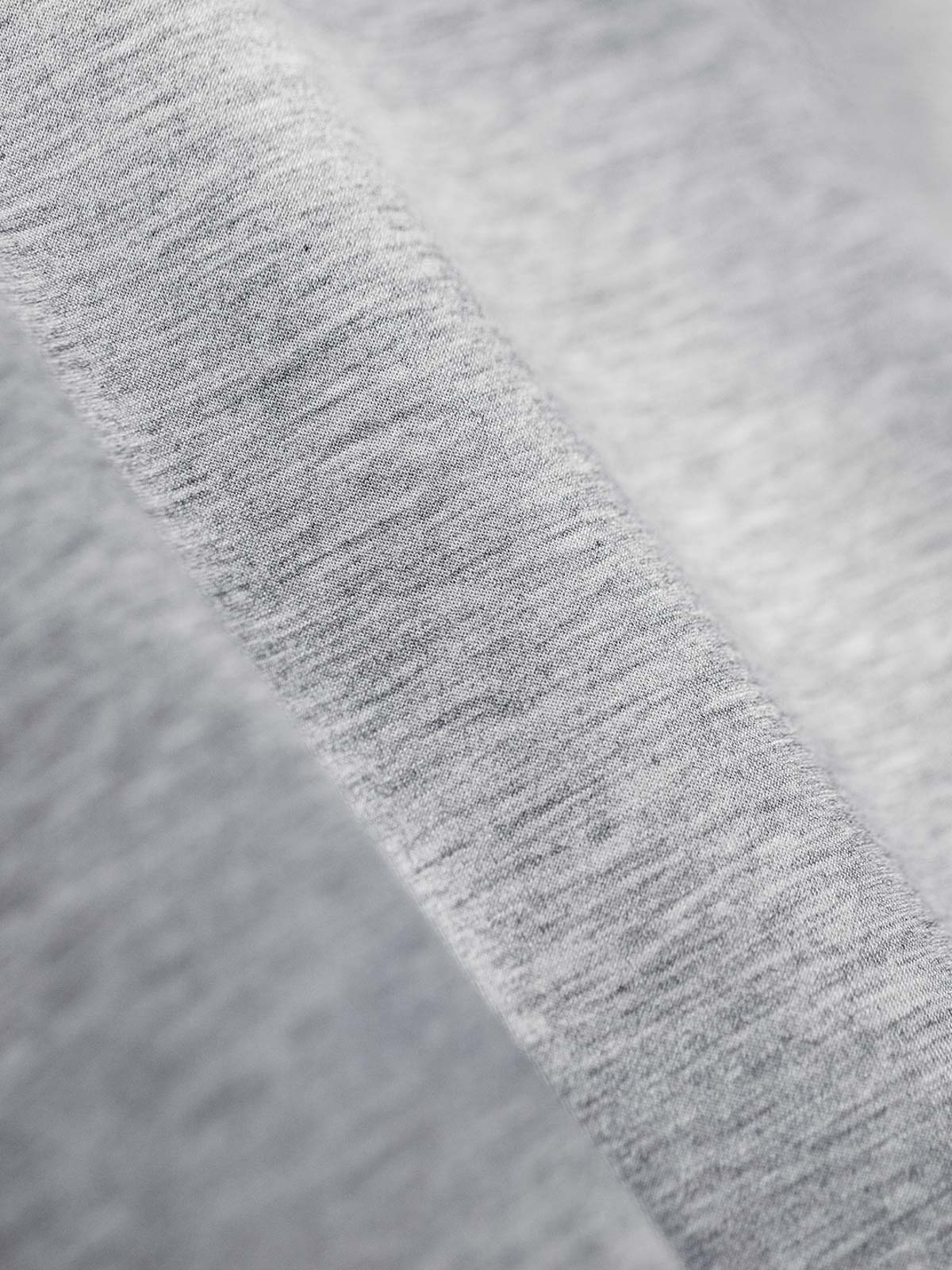 製品画像
「ハーフジップ スタンドカラーデザインと霜降り模様の中空構造素材を使用したスウェット。コントラストカラーのパイピングと立体的なシルエットが特徴の秋冬向け多機能スウェットの全体展示図」
詳細画像
「ハーフジップ スタンドカラー スウェットのディテールクローズアップ。コントラストパイピング仕上げと刺繍されたオールモチーフがアクセントになった霜降り模様の中空構造素材の特徴を強調」