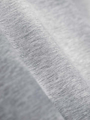 製品画像
「ハーフジップ スタンドカラーデザインと霜降り模様の中空構造素材を使用したスウェット。コントラストカラーのパイピングと立体的なシルエットが特徴の秋冬向け多機能スウェットの全体展示図」
詳細画像
「ハーフジップ スタンドカラー スウェットのディテールクローズアップ。コントラストパイピング仕上げと刺繍されたオールモチーフがアクセントになった霜降り模様の中空構造素材の特徴を強調」