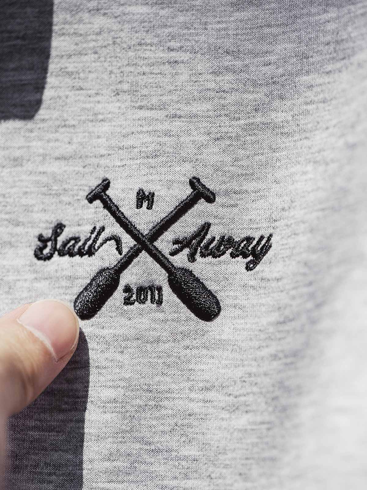 製品画像
「ハーフジップ スタンドカラーデザインと霜降り模様の中空構造素材を使用したスウェット。コントラストカラーのパイピングと立体的なシルエットが特徴の秋冬向け多機能スウェットの全体展示図」
詳細画像
「ハーフジップ スタンドカラー スウェットのディテールクローズアップ。コントラストパイピング仕上げと刺繍されたオールモチーフがアクセントになった霜降り模様の中空構造素材の特徴を強調」