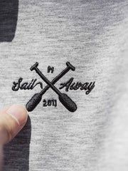 製品画像
「ハーフジップ スタンドカラーデザインと霜降り模様の中空構造素材を使用したスウェット。コントラストカラーのパイピングと立体的なシルエットが特徴の秋冬向け多機能スウェットの全体展示図」
詳細画像
「ハーフジップ スタンドカラー スウェットのディテールクローズアップ。コントラストパイピング仕上げと刺繍されたオールモチーフがアクセントになった霜降り模様の中空構造素材の特徴を強調」