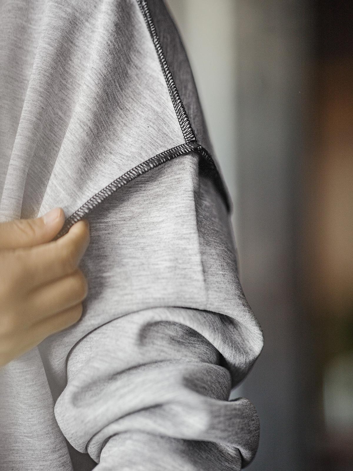 製品画像
「ハーフジップ スタンドカラーデザインと霜降り模様の中空構造素材を使用したスウェット。コントラストカラーのパイピングと立体的なシルエットが特徴の秋冬向け多機能スウェットの全体展示図」
詳細画像
「ハーフジップ スタンドカラー スウェットのディテールクローズアップ。コントラストパイピング仕上げと刺繍されたオールモチーフがアクセントになった霜降り模様の中空構造素材の特徴を強調」