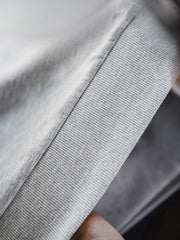 製品画像
「ハーフジップ スタンドカラーデザインと霜降り模様の中空構造素材を使用したスウェット。コントラストカラーのパイピングと立体的なシルエットが特徴の秋冬向け多機能スウェットの全体展示図」
詳細画像
「ハーフジップ スタンドカラー スウェットのディテールクローズアップ。コントラストパイピング仕上げと刺繍されたオールモチーフがアクセントになった霜降り模様の中空構造素材の特徴を強調」