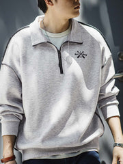 詳細画像
「ハーフジップ スタンドカラー スウェットのディテールクローズアップ。コントラストパイピング仕上げと刺繍されたオールモチーフがアクセントになった霜降り模様の中空構造素材の特徴を強調」
モデル画像
「ハーフジップ スタンドカラー スウェットを着用したコーディネート例。霜降り模様の中空構造素材とルーズフィットシルエットで、日常使いやアウトドアスタイルに最適な秋冬のカジュアルファッション」