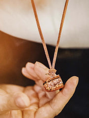 製品画像
ハンドメイドで仕上げられたハンマーテクスチャーが美しい銅カップペンダント。全体的にヴィンテージ感を強調したデザインで、時間の経過とともに味わい深いアンティークな色合いが楽しめます。レザーコード付きでカジュアルからフォーマルまで幅広く対応可能なアクセサリー
詳細画像
職人の手作業によるハンマーテクスチャーのディテールと、丁寧に彫刻された英文字刻印が印象的な銅カップペンダント。細部にまでこだわりが詰まった表面デザインが、独自のクラフトマンシップを感じさせます。自然な酸化による変化が楽しめる素材感も魅力