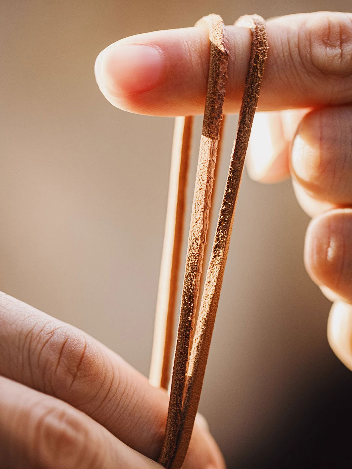 製品画像
ハンドメイドで仕上げられたハンマーテクスチャーが美しい銅カップペンダント。全体的にヴィンテージ感を強調したデザインで、時間の経過とともに味わい深いアンティークな色合いが楽しめます。レザーコード付きでカジュアルからフォーマルまで幅広く対応可能なアクセサリー
詳細画像
職人の手作業によるハンマーテクスチャーのディテールと、丁寧に彫刻された英文字刻印が印象的な銅カップペンダント。細部にまでこだわりが詰まった表面デザインが、独自のクラフトマンシップを感じさせます。自然な酸化による変化が楽しめる素材感も魅力