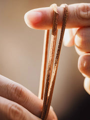 製品画像
ハンドメイドで仕上げられたハンマーテクスチャーが美しい銅カップペンダント。全体的にヴィンテージ感を強調したデザインで、時間の経過とともに味わい深いアンティークな色合いが楽しめます。レザーコード付きでカジュアルからフォーマルまで幅広く対応可能なアクセサリー
詳細画像
職人の手作業によるハンマーテクスチャーのディテールと、丁寧に彫刻された英文字刻印が印象的な銅カップペンダント。細部にまでこだわりが詰まった表面デザインが、独自のクラフトマンシップを感じさせます。自然な酸化による変化が楽しめる素材感も魅力