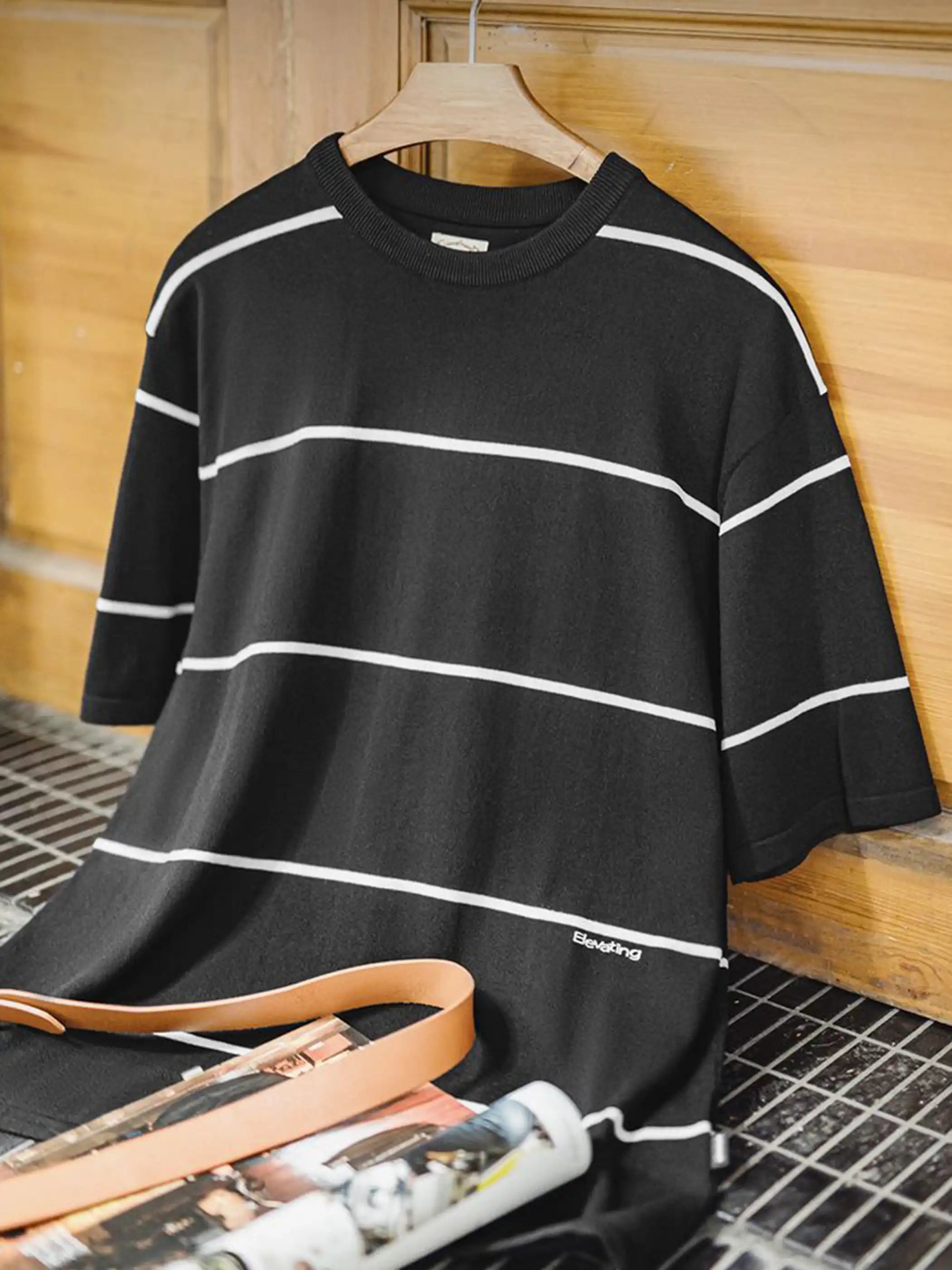 ブラックとホワイトの大きなストライプが全面に施されたTシャツ全体像