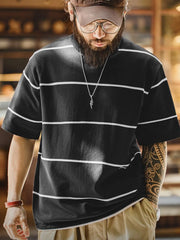 ブラックとホワイトの大きなストライプが全面に施されたTシャツ全体像