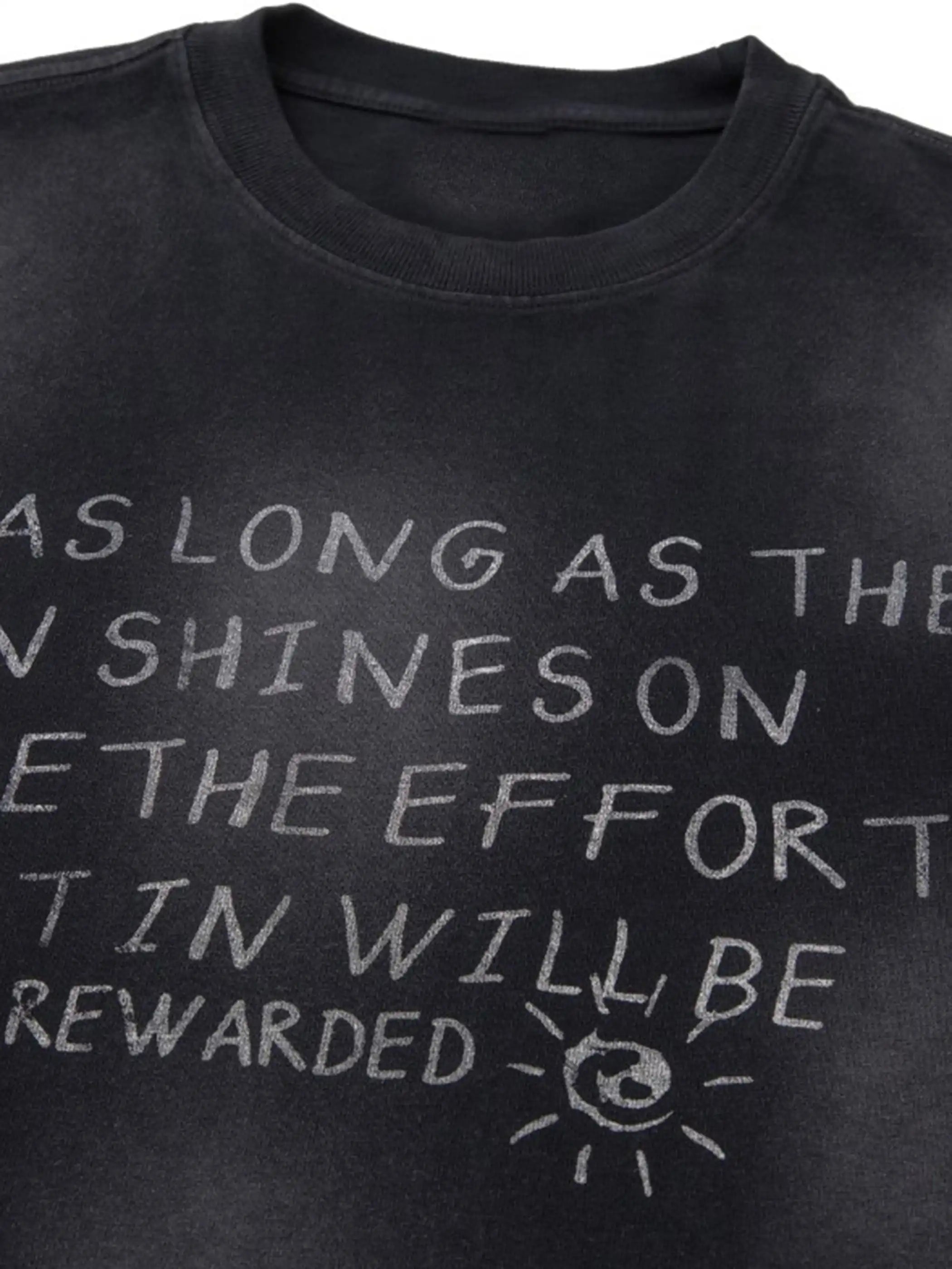 ウォッシュ加工が際立つブラックTシャツ前面プリントデザイン