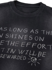 ウォッシュ加工が際立つブラックTシャツ前面プリントデザイン