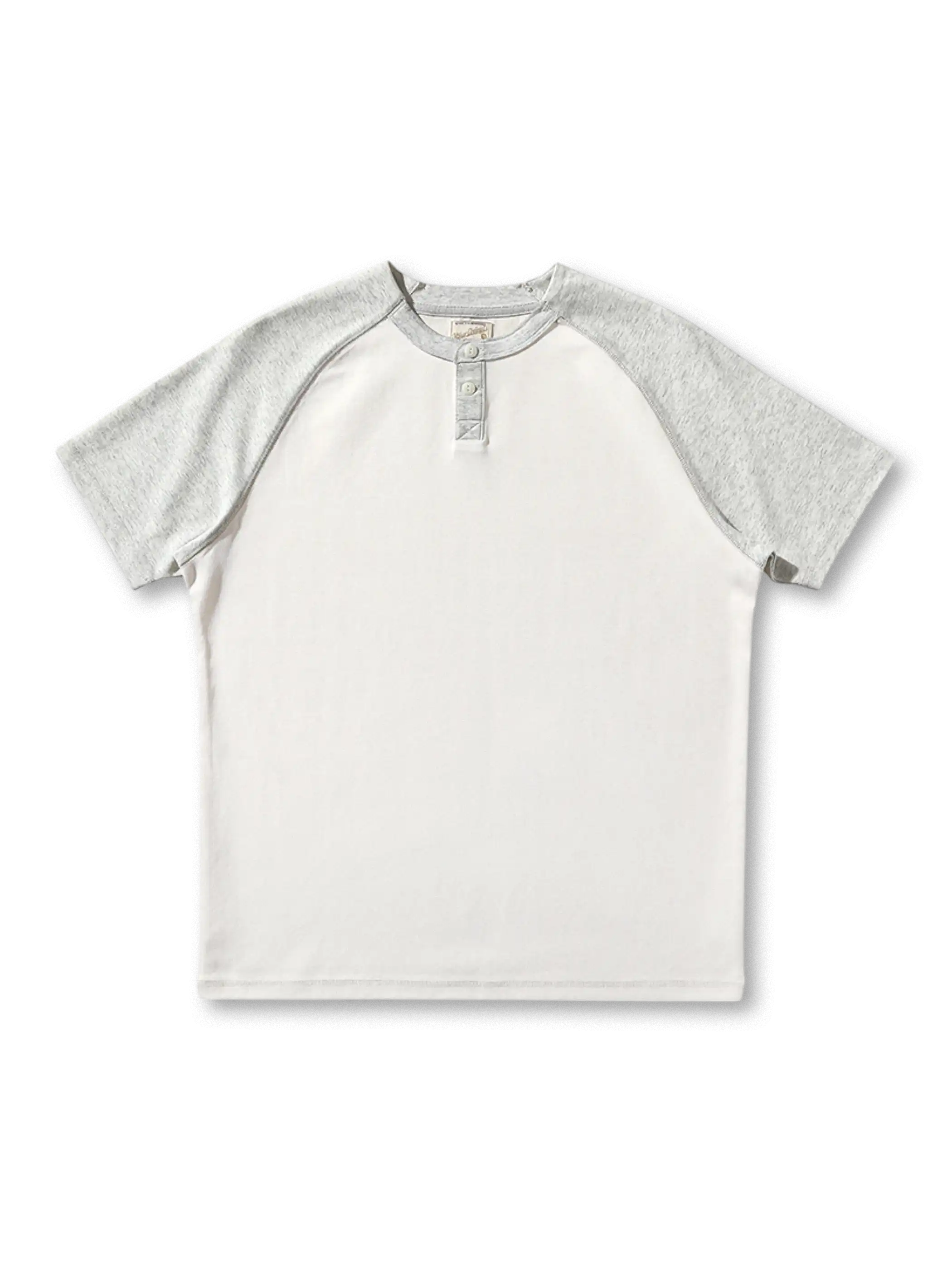 ラグランスリーブとヘンリーネックが際立つフロントビュー。