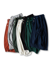 リブ編みの凹凸と七つ穴襟のディテールクローズアップ