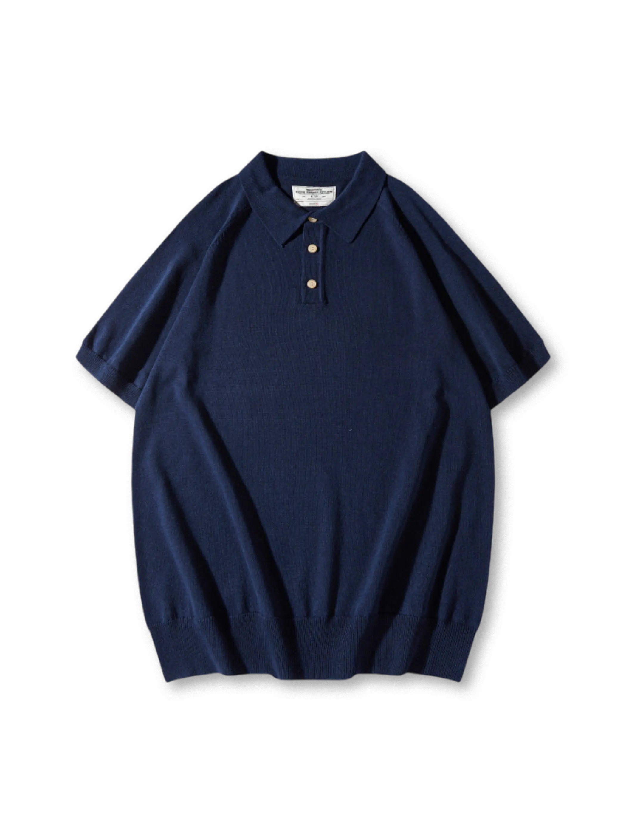 リブ編みの凹凸と七つ穴襟のディテールクローズアップ