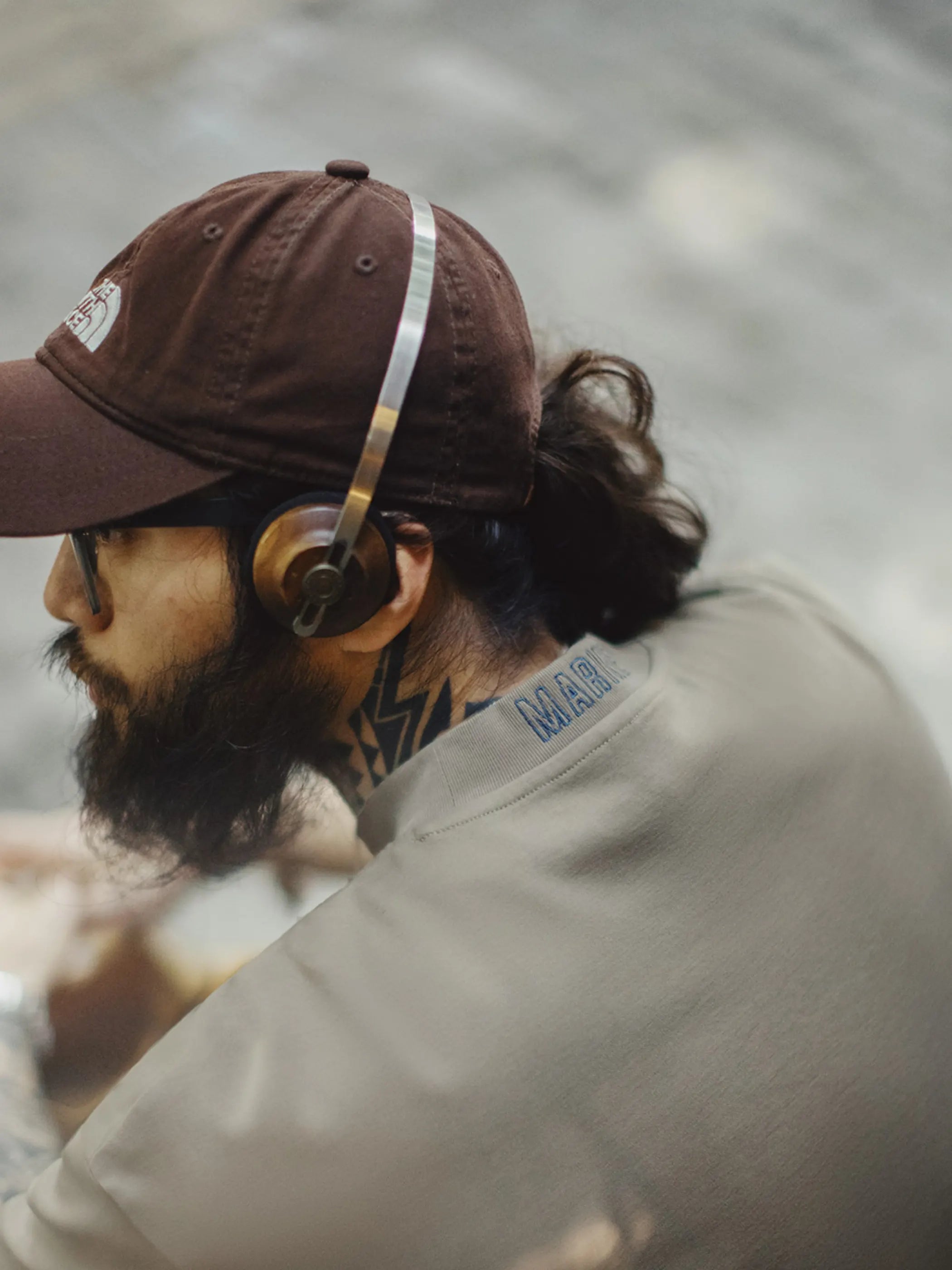 グレイッシュカーキの小立ち襟ワイドTシャツ前面全景