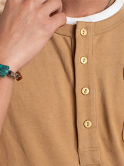 ヘンリーネックと胸ポケットが特徴の半袖Tシャツ