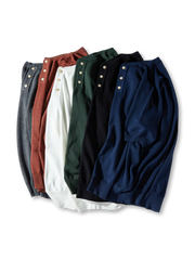 ヘンリーネックのボタンとリブ仕様が際立つニットTシャツ、落ち着いたカラーリングが特徴