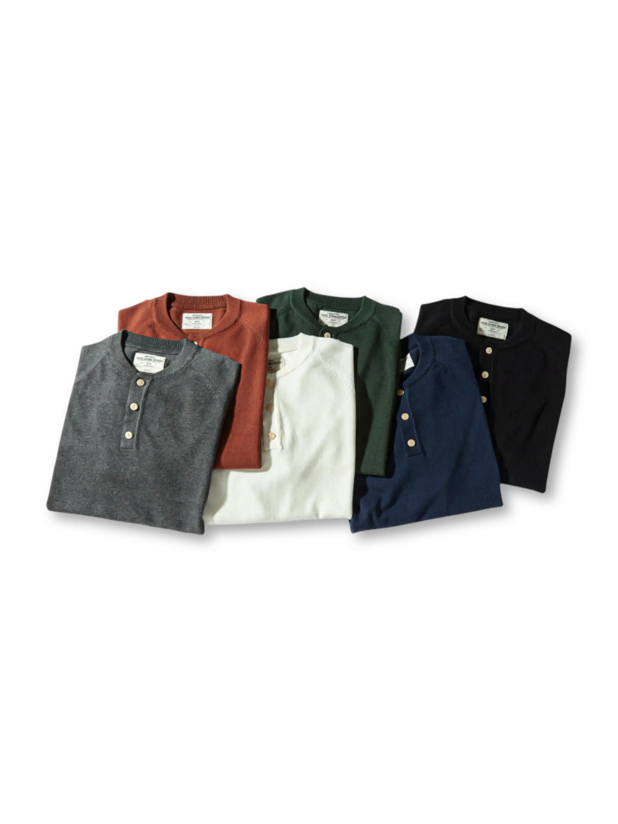 ヘンリーネックのボタンとリブ仕様が際立つニットTシャツ、落ち着いたカラーリングが特徴