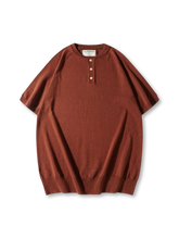 ヘンリーネックのボタンとリブ仕様が際立つニットTシャツ、落ち着いたカラーリングが特徴