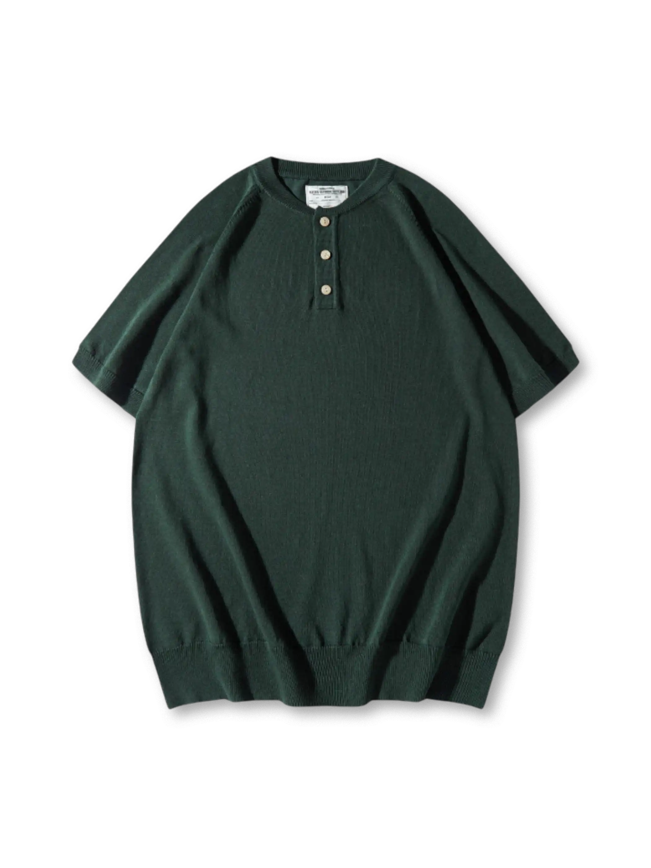 ヘンリーネックのボタンとリブ仕様が際立つニットTシャツ、落ち着いたカラーリングが特徴