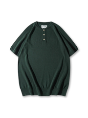 ヘンリーネックのボタンとリブ仕様が際立つニットTシャツ、落ち着いたカラーリングが特徴