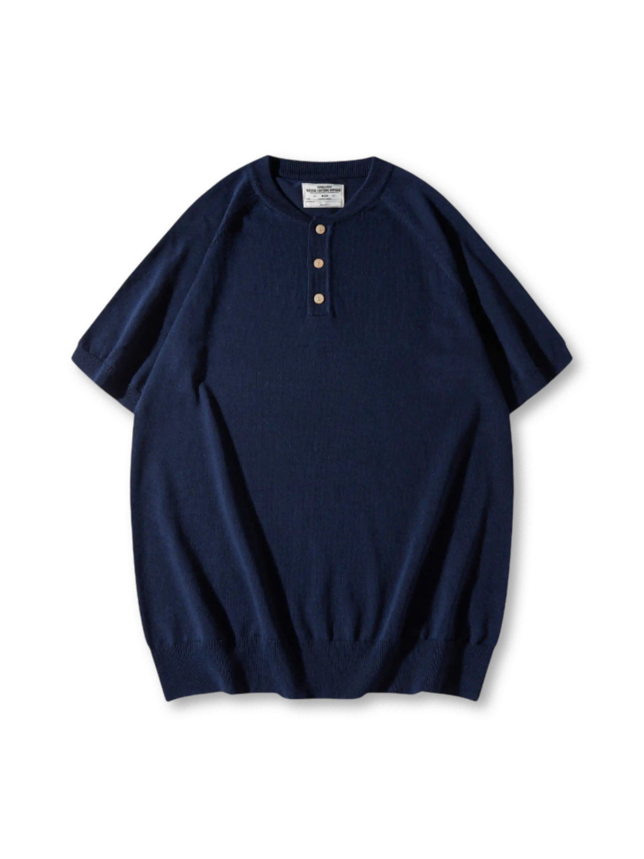 ヘンリーネックのボタンとリブ仕様が際立つニットTシャツ、落ち着いたカラーリングが特徴