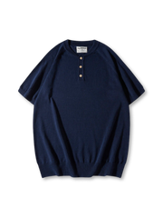 ヘンリーネックのボタンとリブ仕様が際立つニットTシャツ、落ち着いたカラーリングが特徴