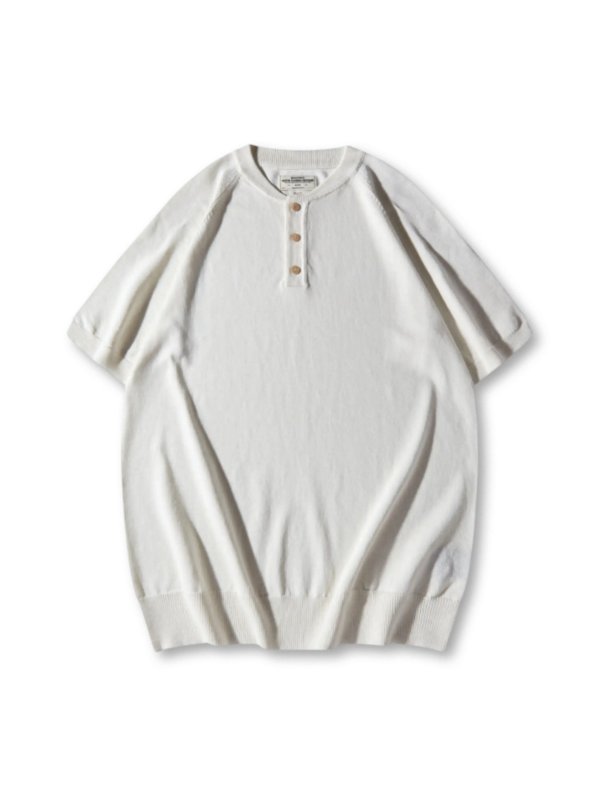 ヘンリーネックのボタンとリブ仕様が際立つニットTシャツ、落ち着いたカラーリングが特徴