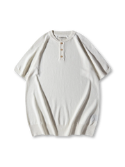 ヘンリーネックのボタンとリブ仕様が際立つニットTシャツ、落ち着いたカラーリングが特徴