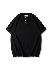 ヘンリーネックのボタンとリブ仕様が際立つニットTシャツ、落ち着いたカラーリングが特徴