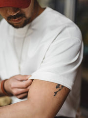 ボックスシルエットの無地ヘビーウェイトTシャツ。カラーはブラック、オフホワイト、オートミールの3色