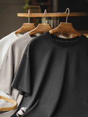 ボックスシルエットの無地ヘビーウェイトTシャツ。カラーはブラック、オフホワイト、オートミールの3色