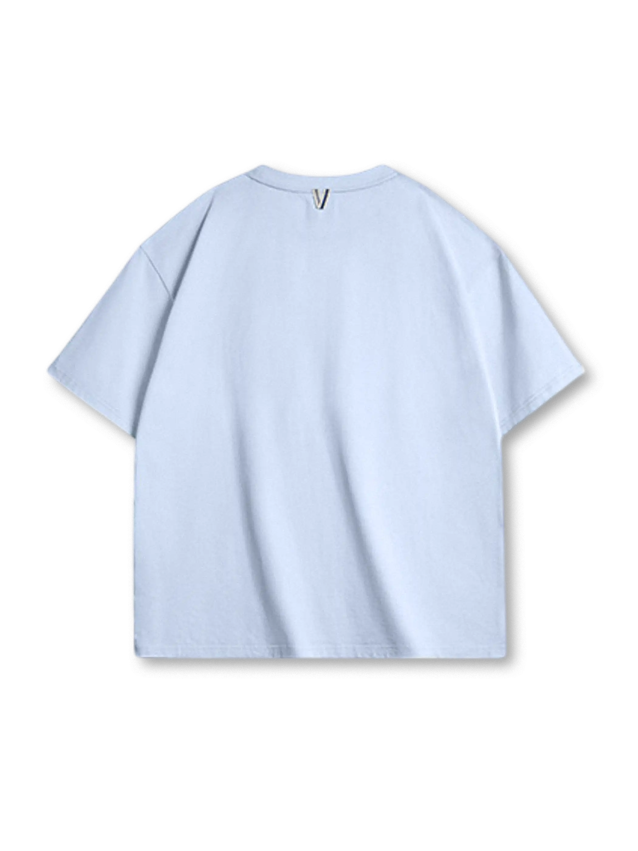 アイスブルーのTシャツ、フロントに「FEARLESS」3Dプリント