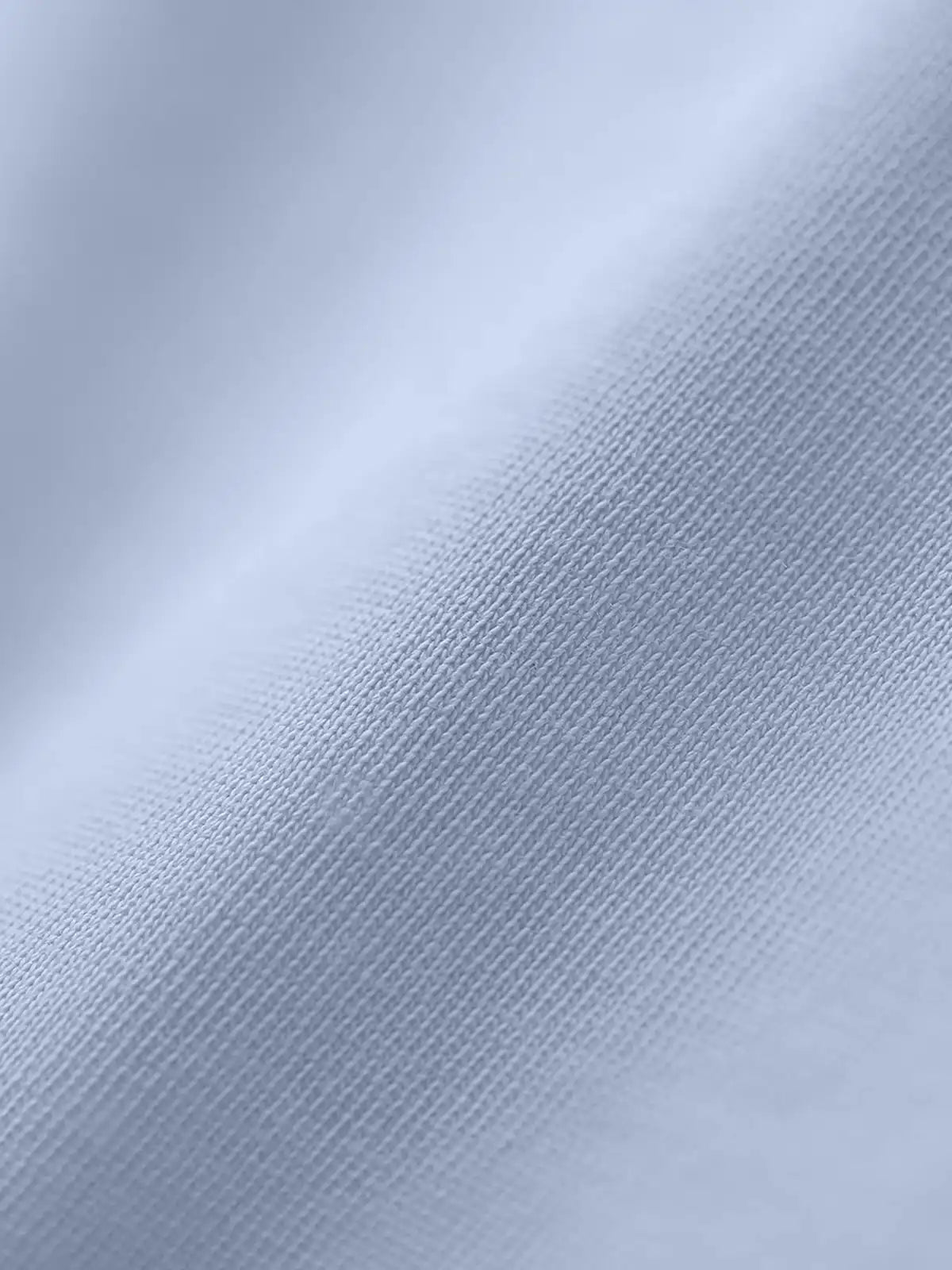 アイスブルーのTシャツ、フロントに「FEARLESS」3Dプリント