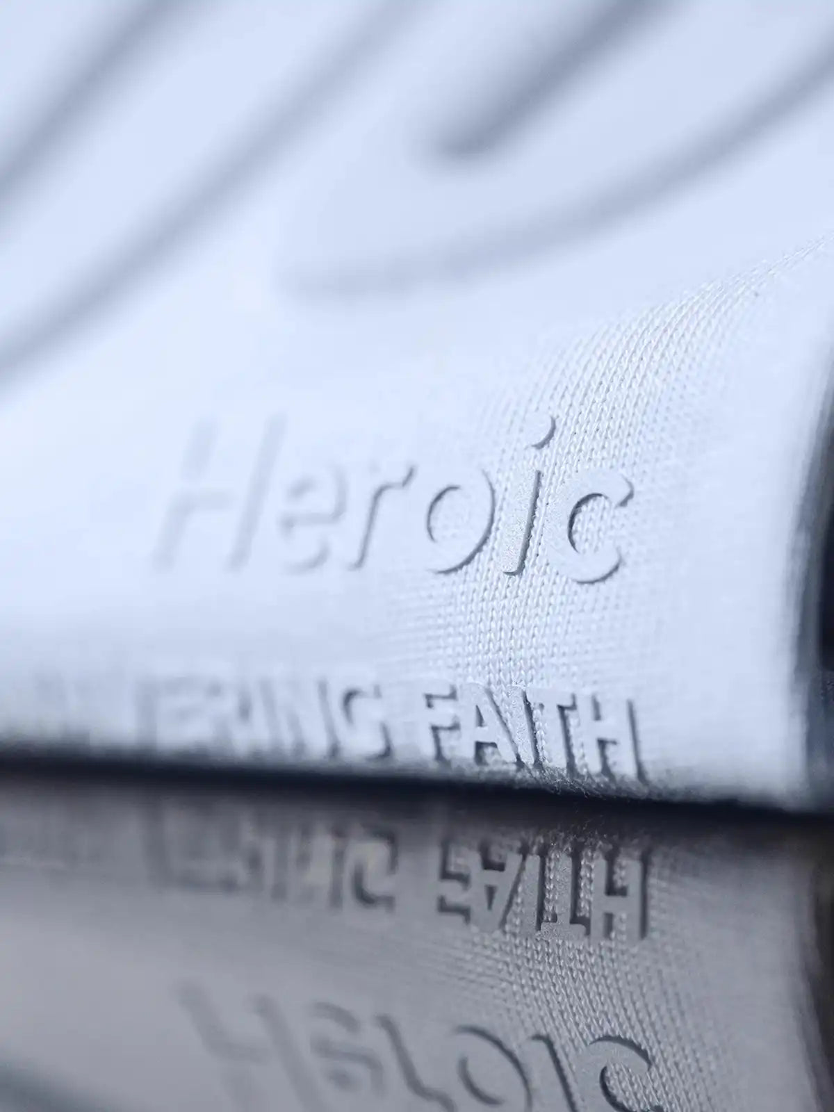 アイスブルーのTシャツ、フロントに「FEARLESS」3Dプリント