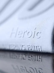 アイスブルーのTシャツ、フロントに「FEARLESS」3Dプリント