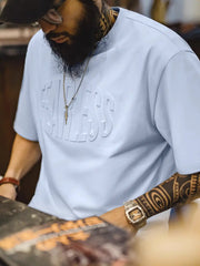 アイスブルーのTシャツ、フロントに「FEARLESS」3Dプリント