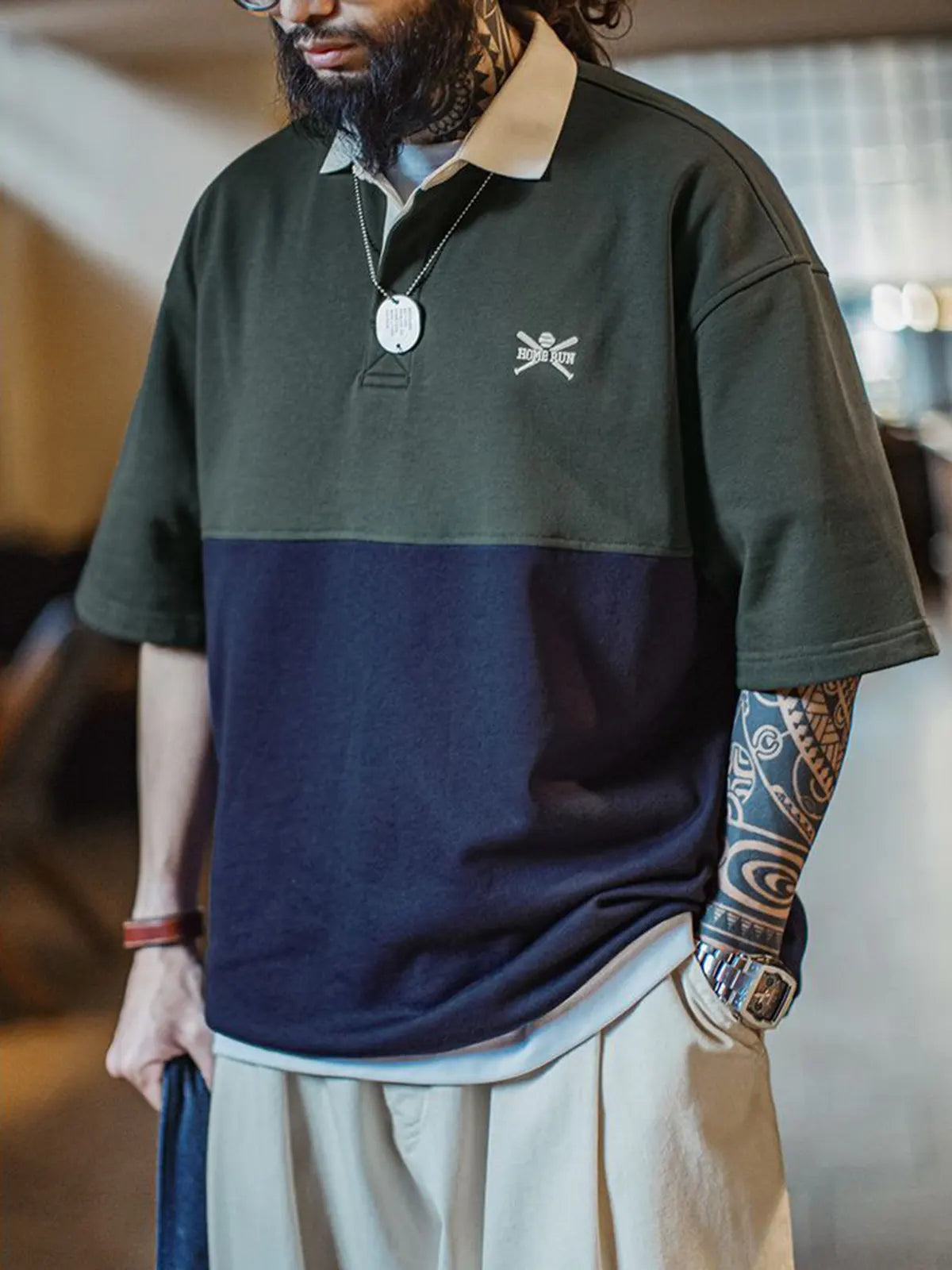 上下ツートンカラーと白襟が特徴のポロシャツ全体。胸に「HOME RUN」のロゴ刺繍が見える