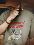 跳ねるアンテロープの刺繍と発泡プリントを施したミリタリーグリーンのTシャツ