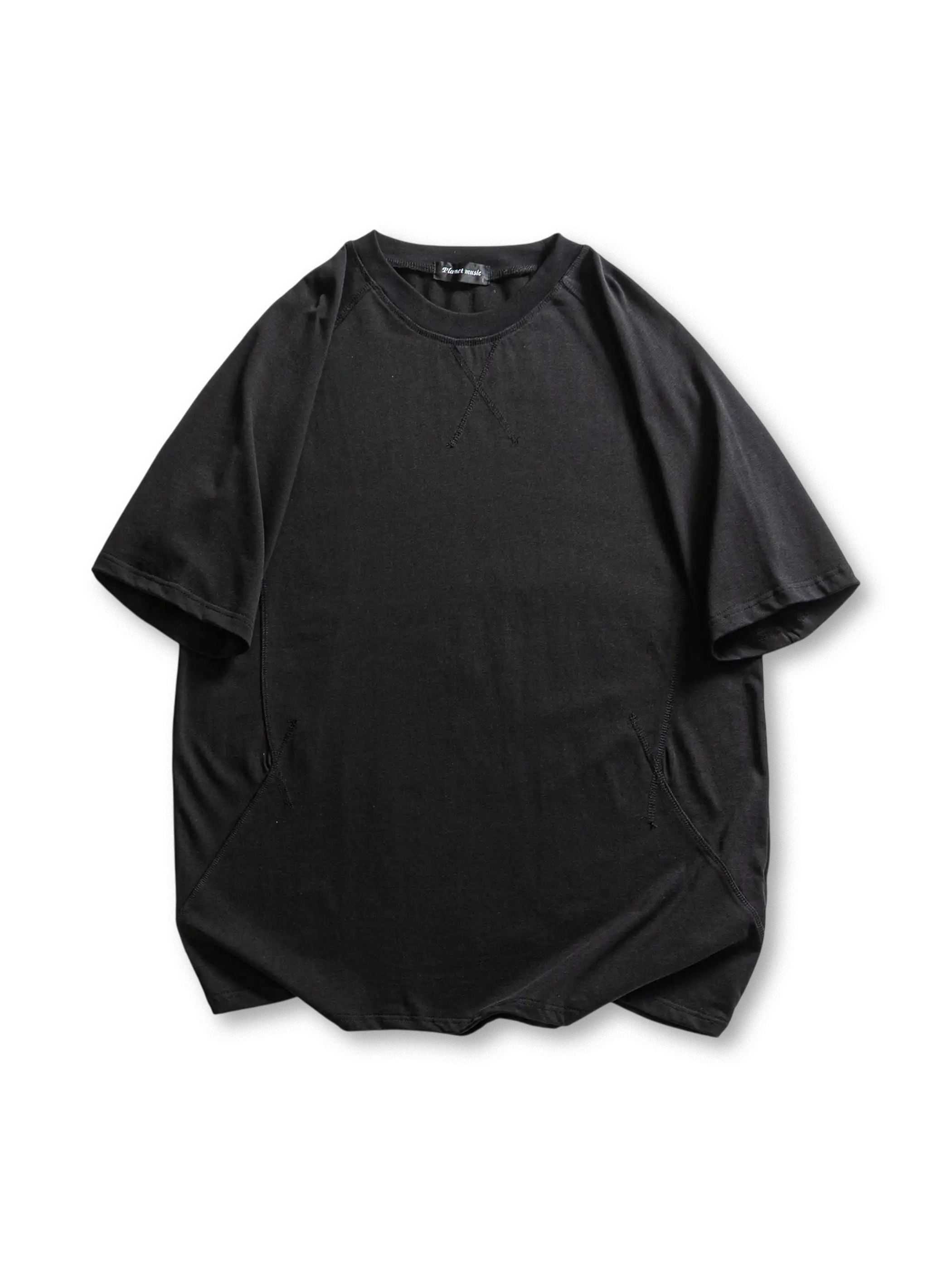 ラグラン切り替えと配色ステッチが施された半袖Tシャツ