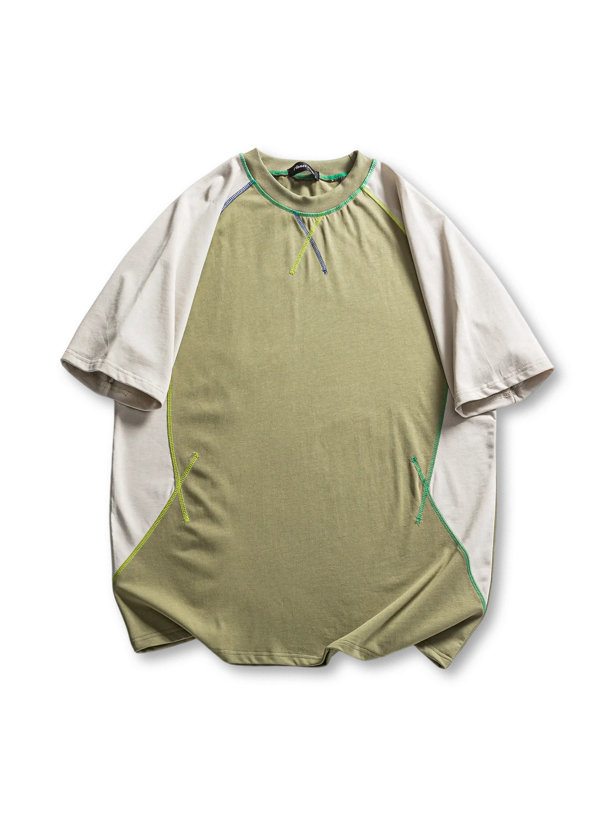 ラグラン切り替えと配色ステッチが施された半袖Tシャツ