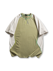 ラグラン切り替えと配色ステッチが施された半袖Tシャツ
