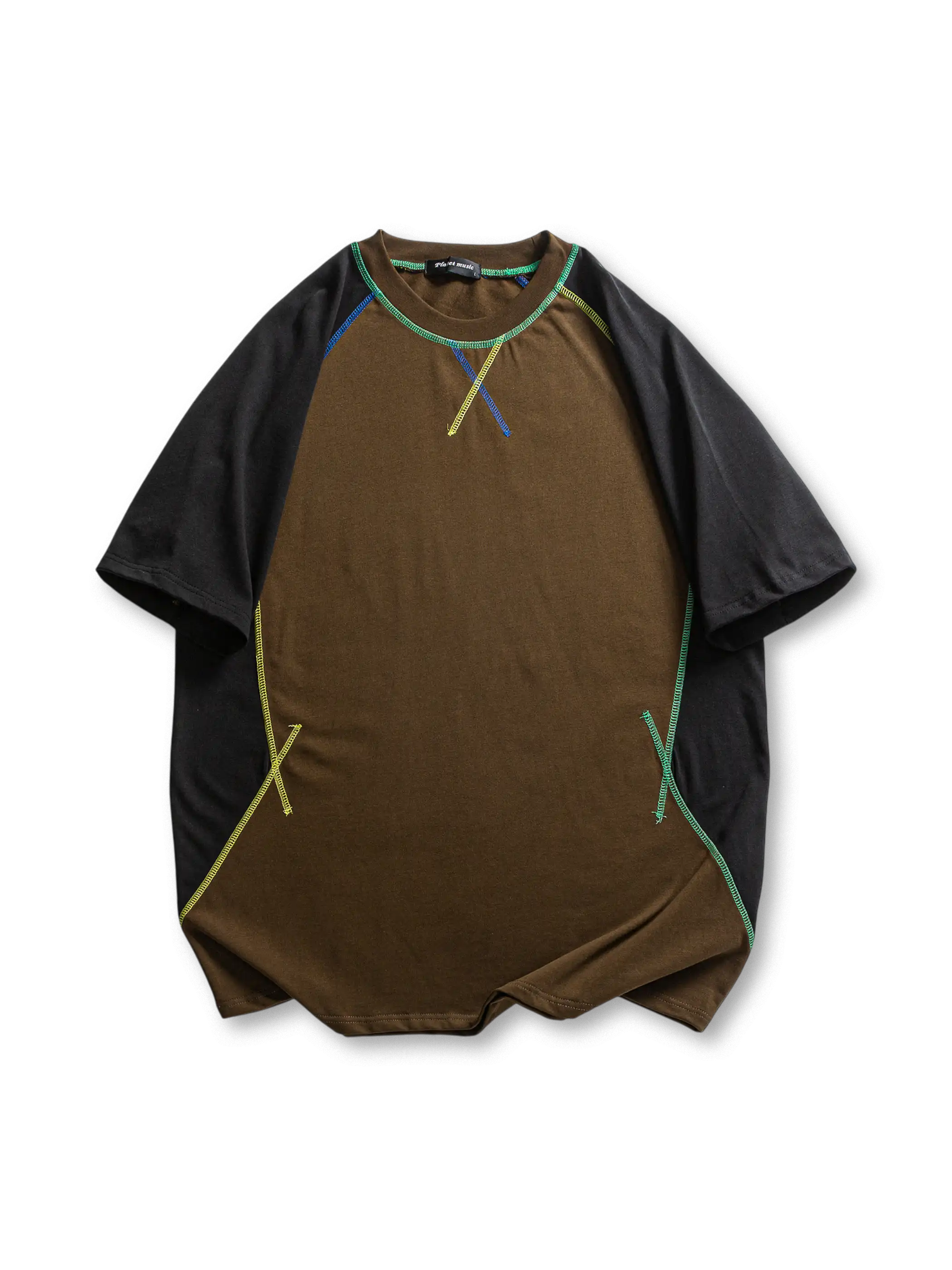 ラグラン切り替えと配色ステッチが施された半袖Tシャツ