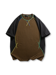 ラグラン切り替えと配色ステッチが施された半袖Tシャツ