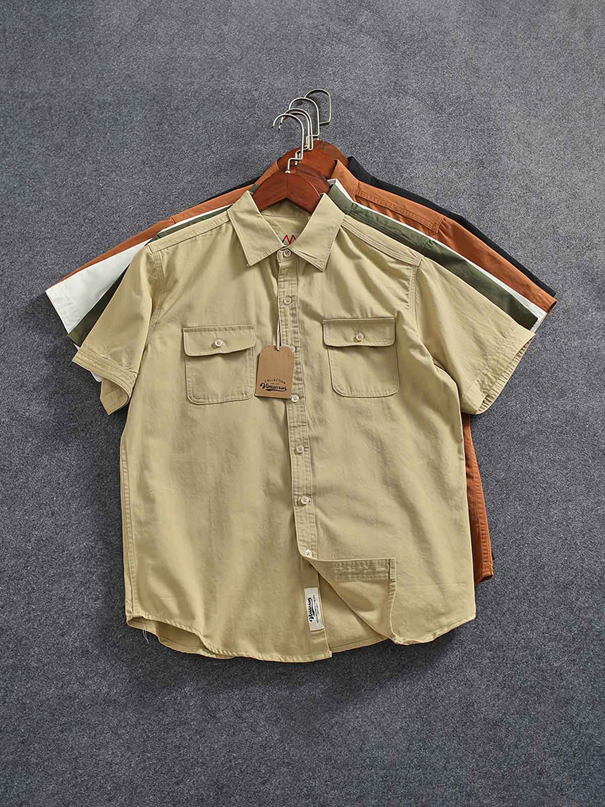 ワークシャツの細部に注目、二つの胸ポケットとペンポケットが特徴。細かな縫製と均一のステッチ間隔で職人の技を反映し、品質と実用性を両立。