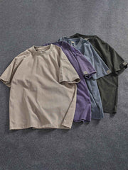 ドロップショルダーヘビーウェイトTシャツの細部と高品質ダブルヤーンピュアコットン素材のクローズアップ。通気性と吸湿性に優れ、独特の加工技術による色落ちのしにくいテクスチャを特徴としています