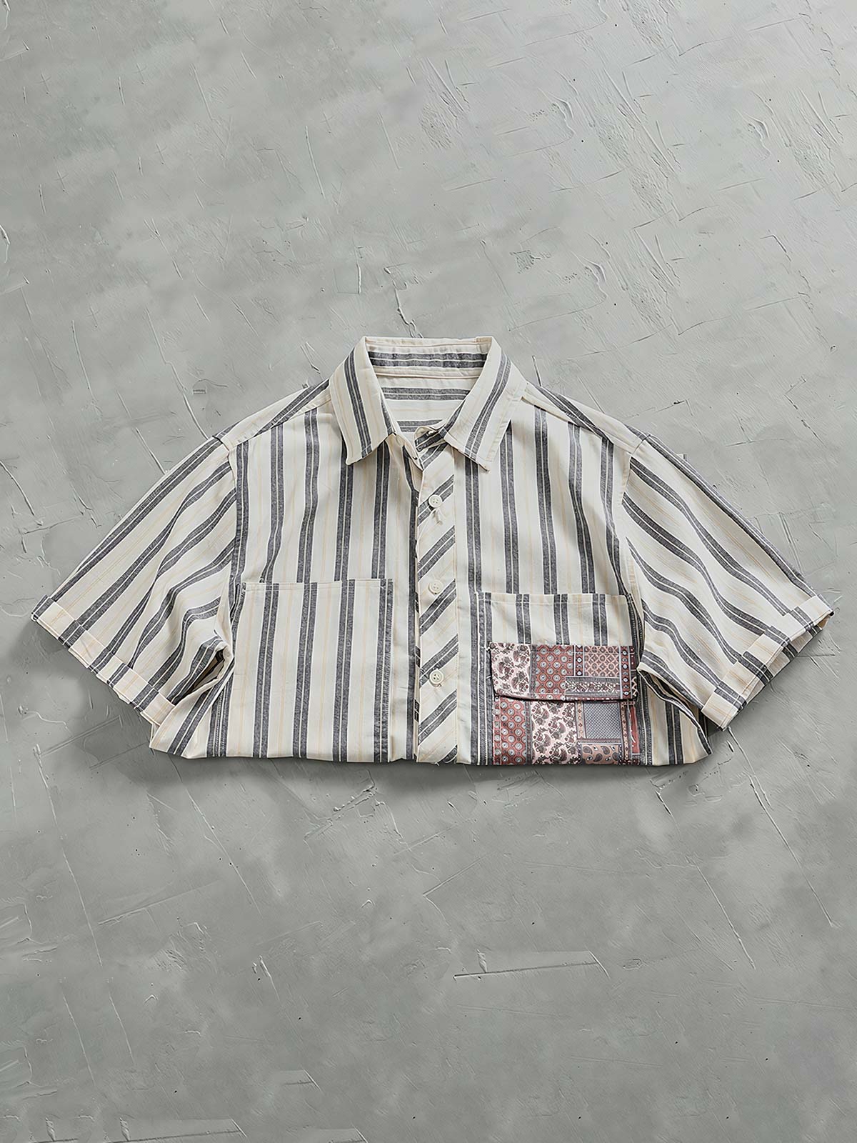 パッチワークカラーのポケットとワークスタイルのポケットのディテール展示